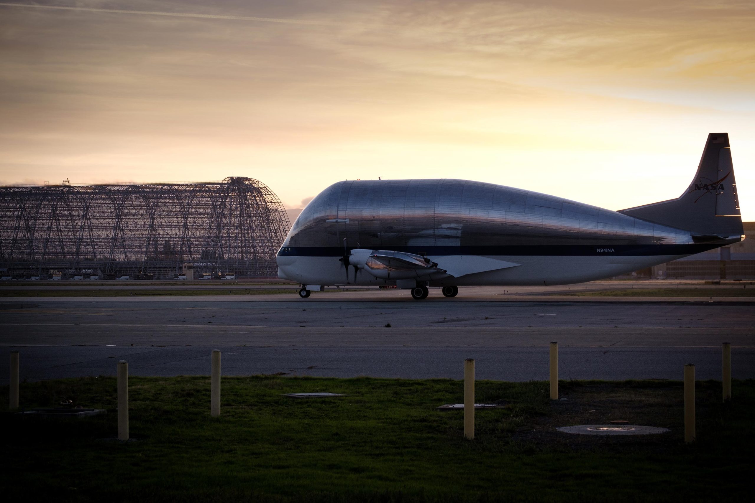 Der Super Guppy der NASA kommt in Kalifornien mit Schlüsselkomponenten für Artemis Moon Mission an