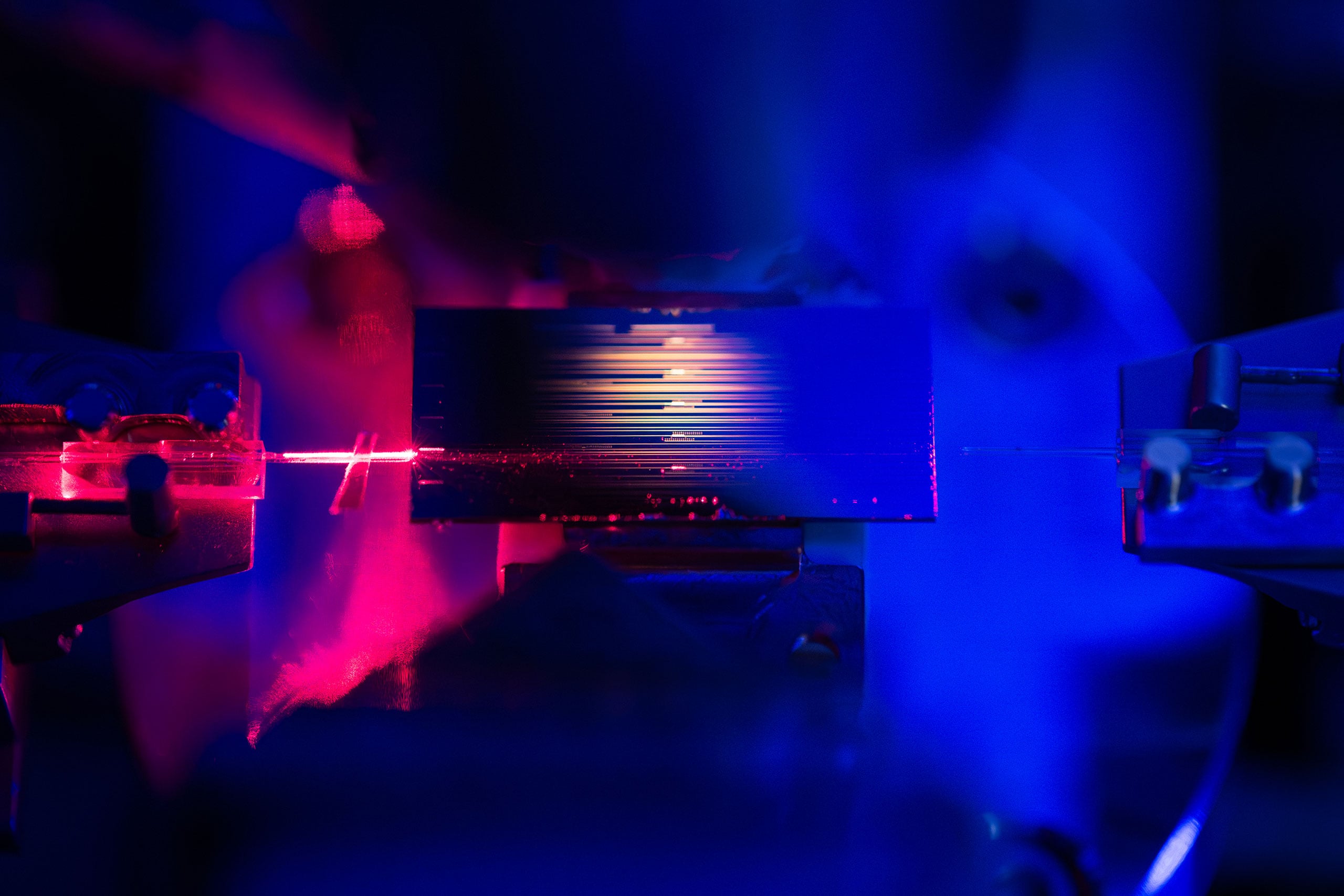 Winziger neuer optischer Verstärker verstärkt das Licht um das Hundertfache