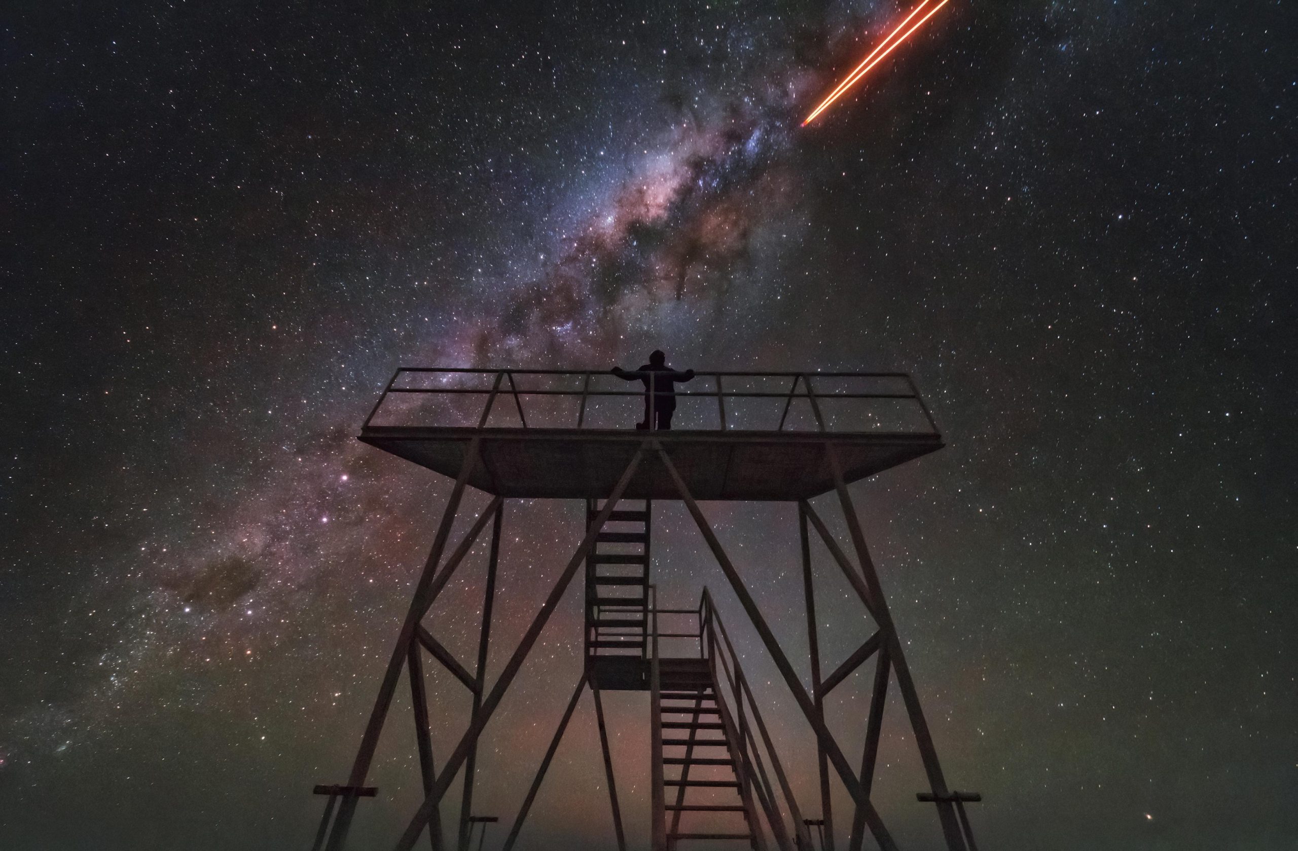 Eine Treppe zu den Sternen: Laserstrahlen und kosmische Drachen über Paranal