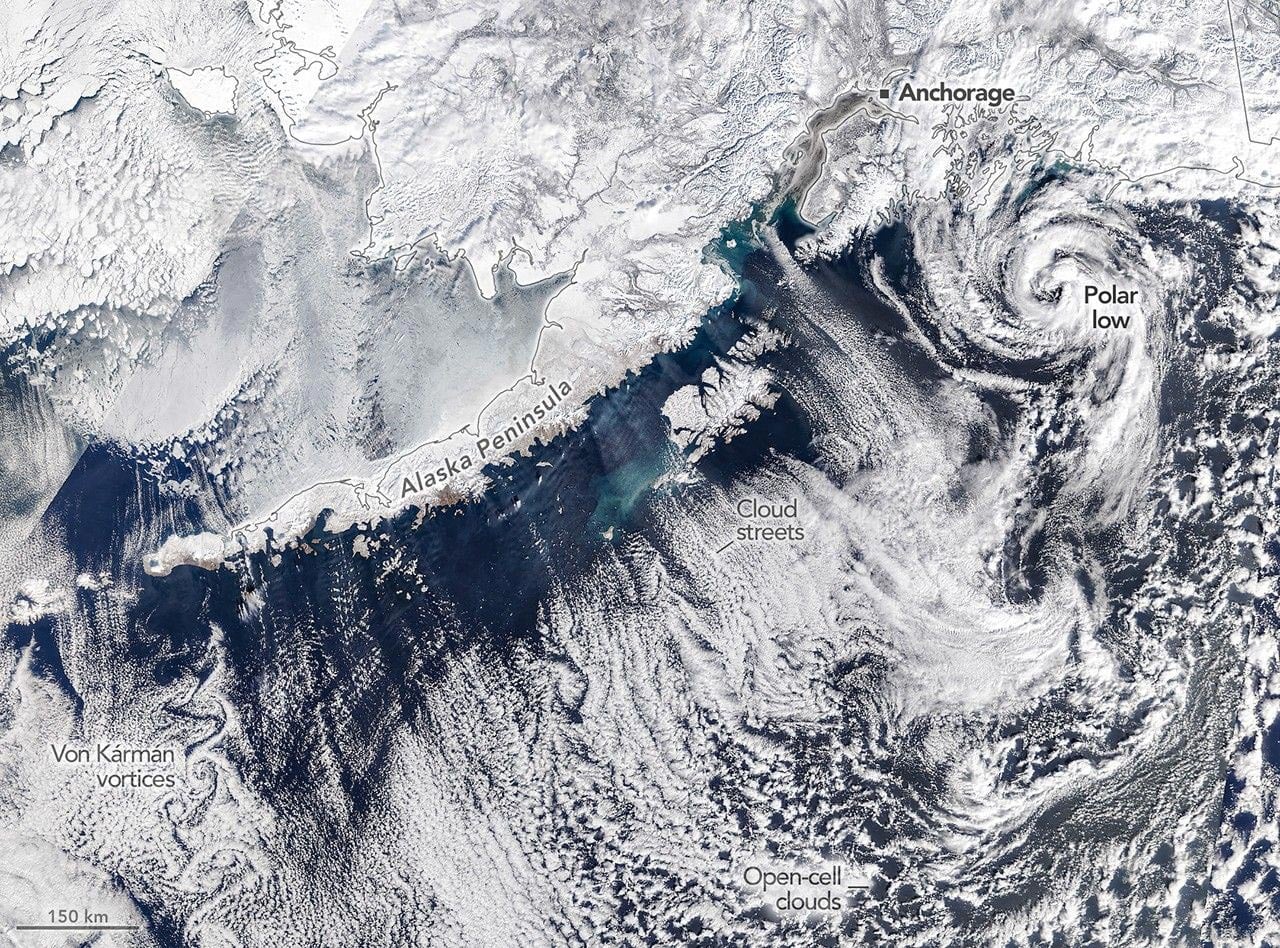 Alaskas Himmel explodiert mit wirbelnden Wolken und einem versteckten Polarsturm