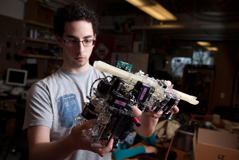 Forscher, die autonome Roboter für Wolkenkratzerreparaturen entwerfen