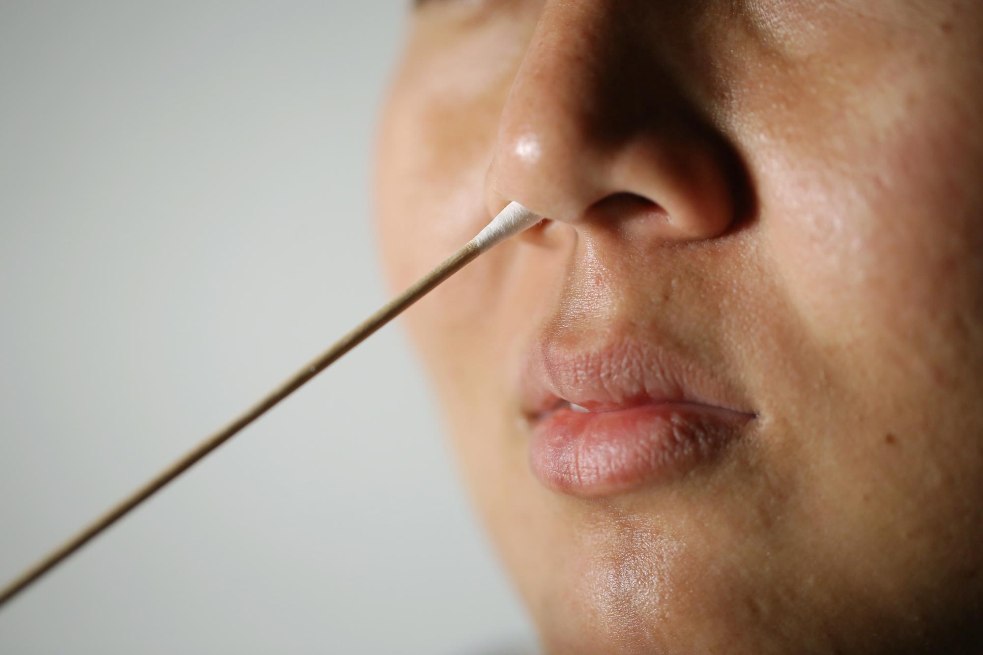 Ein einfacher Nasenabstrich könnte Alzheimer Jahre erkennen, bevor Symptome auftreten