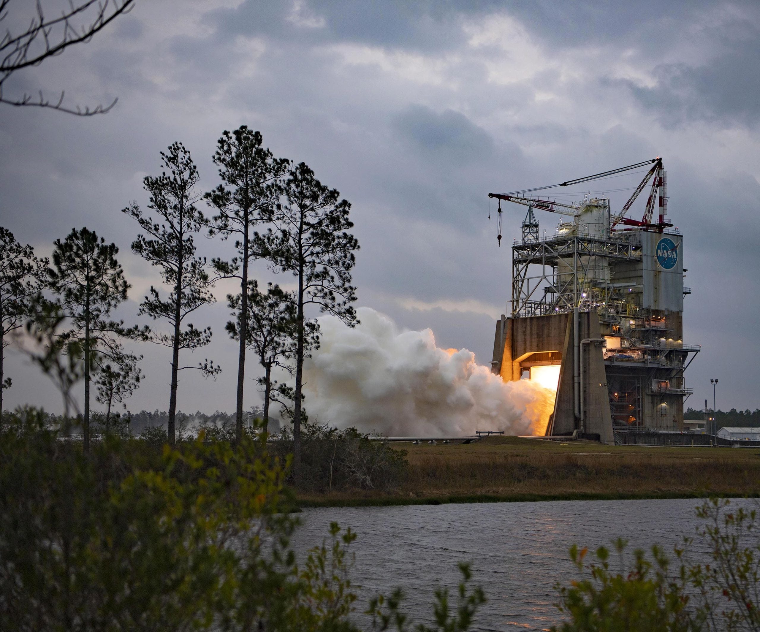 Die NASA führt Rs-25 Rocket Engine Hot Fire Test für zukünftige Artemis-Missionen durch