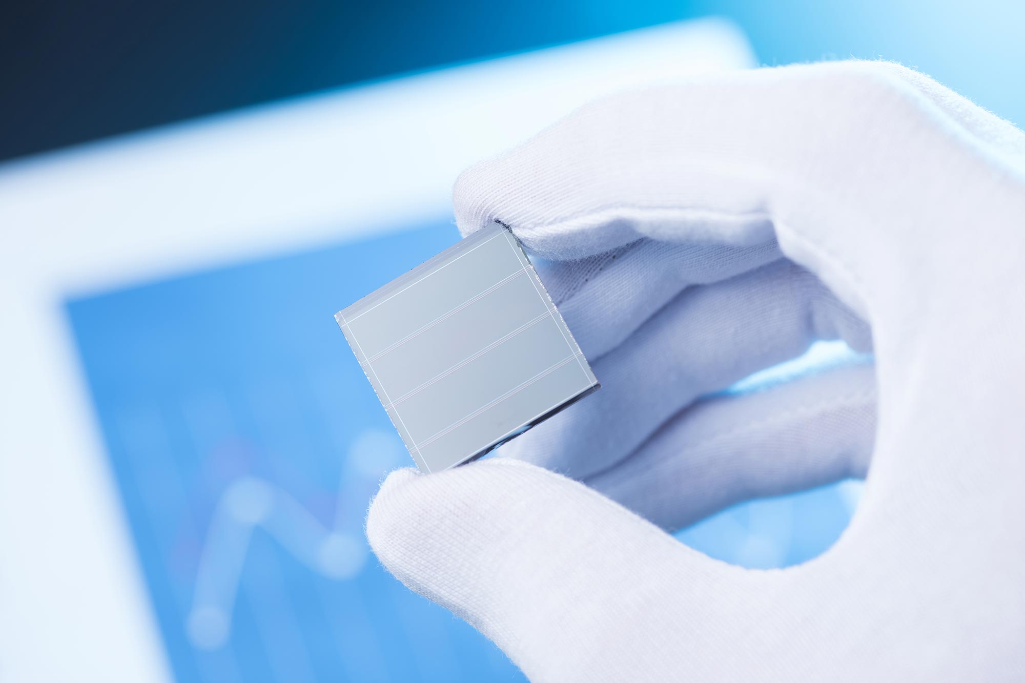 Dieses bahnbrechende Solarpanel erzeugt Strom sowohl aus Sonnenlicht als auch aus Regentropfen