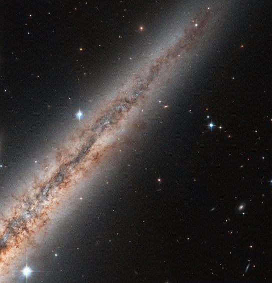 Hubble fängt das Bild von NGC 891 in der Konstellation von Andromeda auf